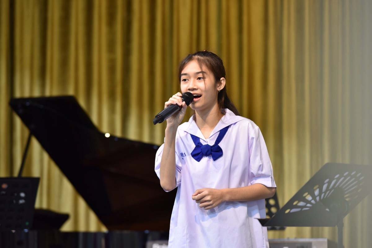 การขับร้องเพลงไทยลูกทุ่ง โดย น้องต้นเทียน เด็กหญิงทิพย์อัปสร ใจบุญสวัสดิ์ นักเรียน ระดับมัธยมศึกษาปีที่ 2 โรงเรียนศึกษานารี